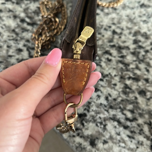 Louis Vuitton Pouch on Chain - Picture 5 of 5